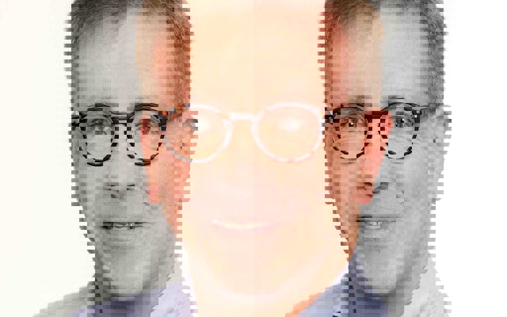 Robin Hindle Fisher headshot