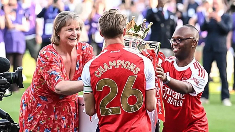 Emmanuel handing out the trophy.