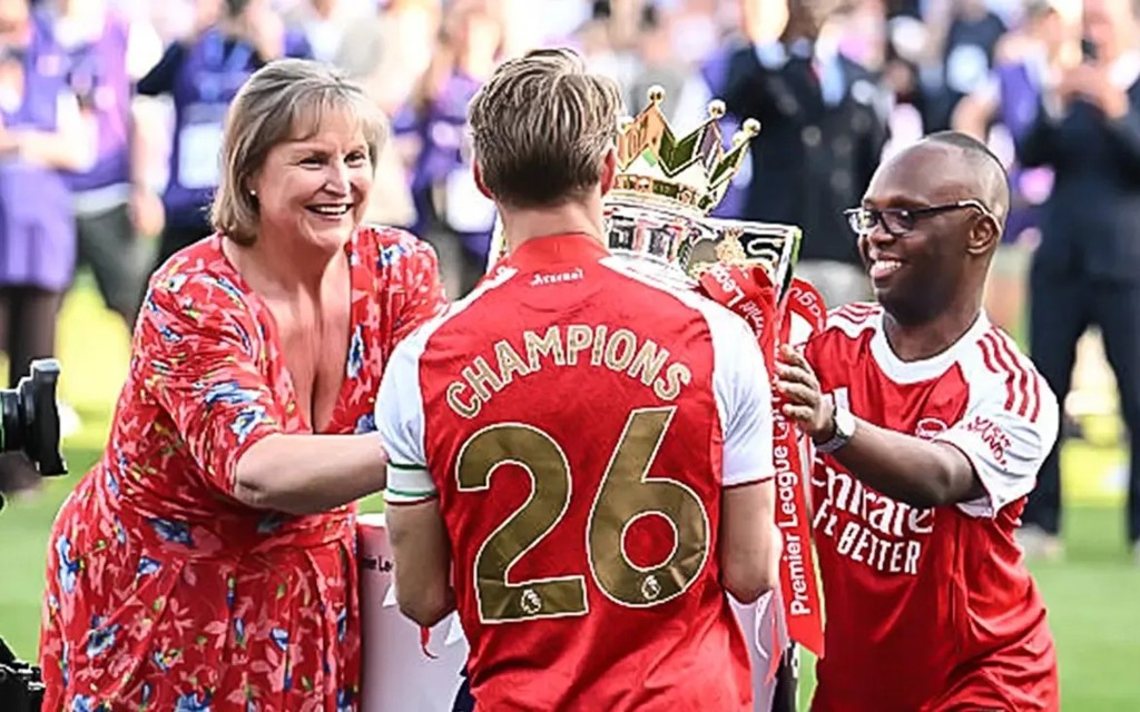 Emmanuel handing out the trophy.