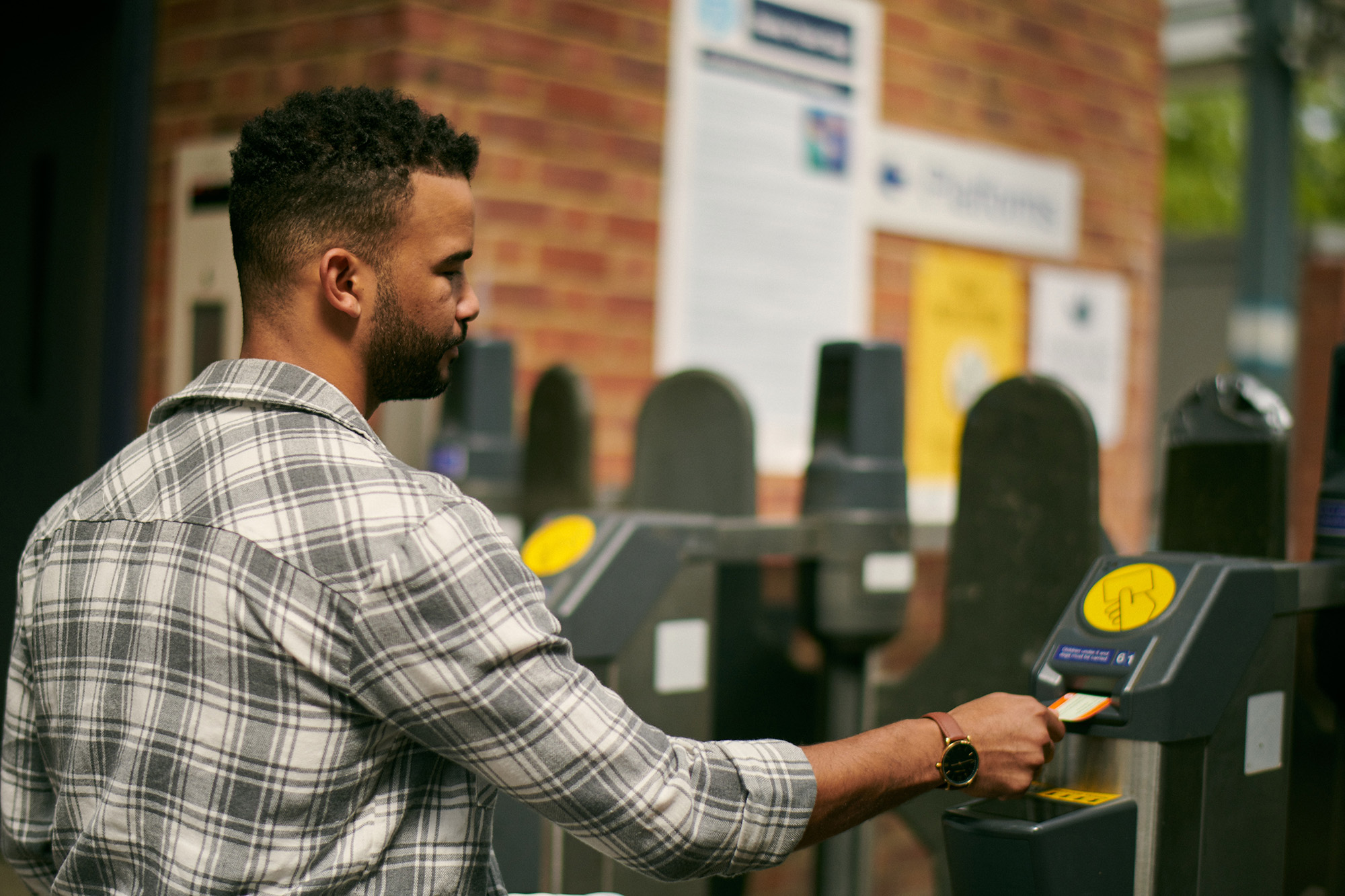 Elisabeth is wearing a red dress, she is with her parents and they're all smiling into the camera